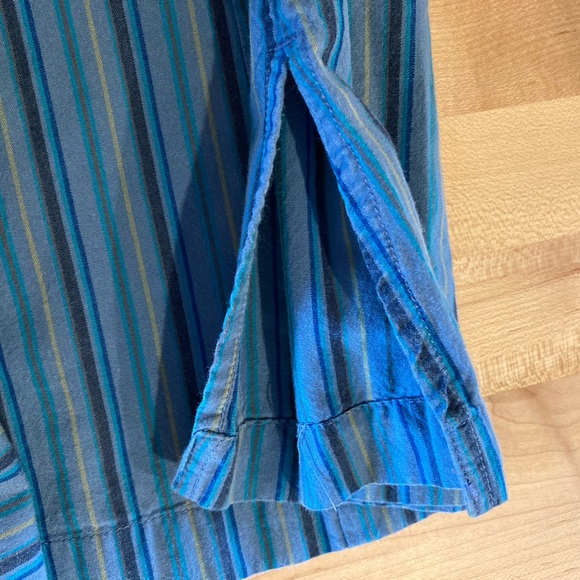 Columbia Vintage Woman’s Button Down Shirt. Fitted, Rounded Hem, Cotton, Size M - Picture 10 of 13